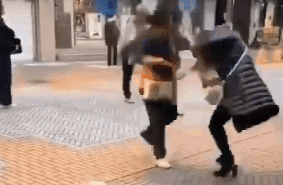 Lao vao au da khi xep hang mua khau trang tai Nhat Ban hinh anh