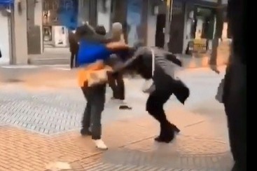 Xo xat khi xep hang mua khau trang tai Nhat Ban hinh anh