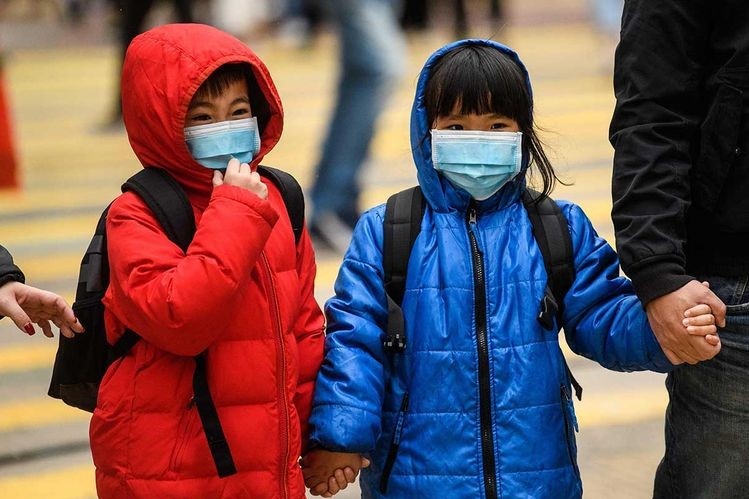 Bat luc vi vua di lam, vua trong con, van phai dong hoc phi cho truong hinh anh