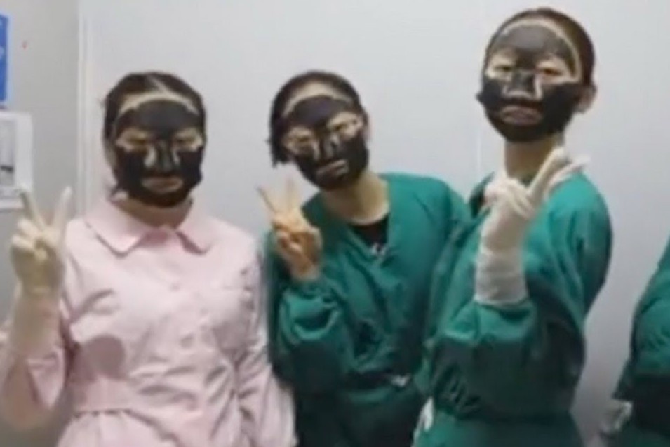 Y bac si Vu Han dap mat na de ngan seo do deo khau trang, kinh bao ho hinh anh