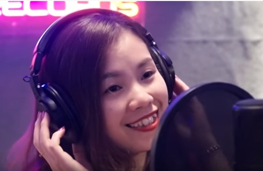 Thay co DH Ngoai Thuong quay MV tang sinh vien giua mua dich hinh anh