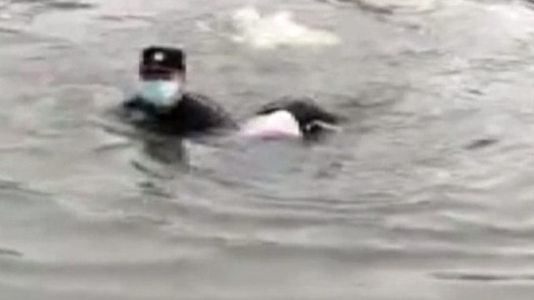 Canh sat o tram kiem dich Covid-19 nhay xuong song cuu nguoi hinh anh