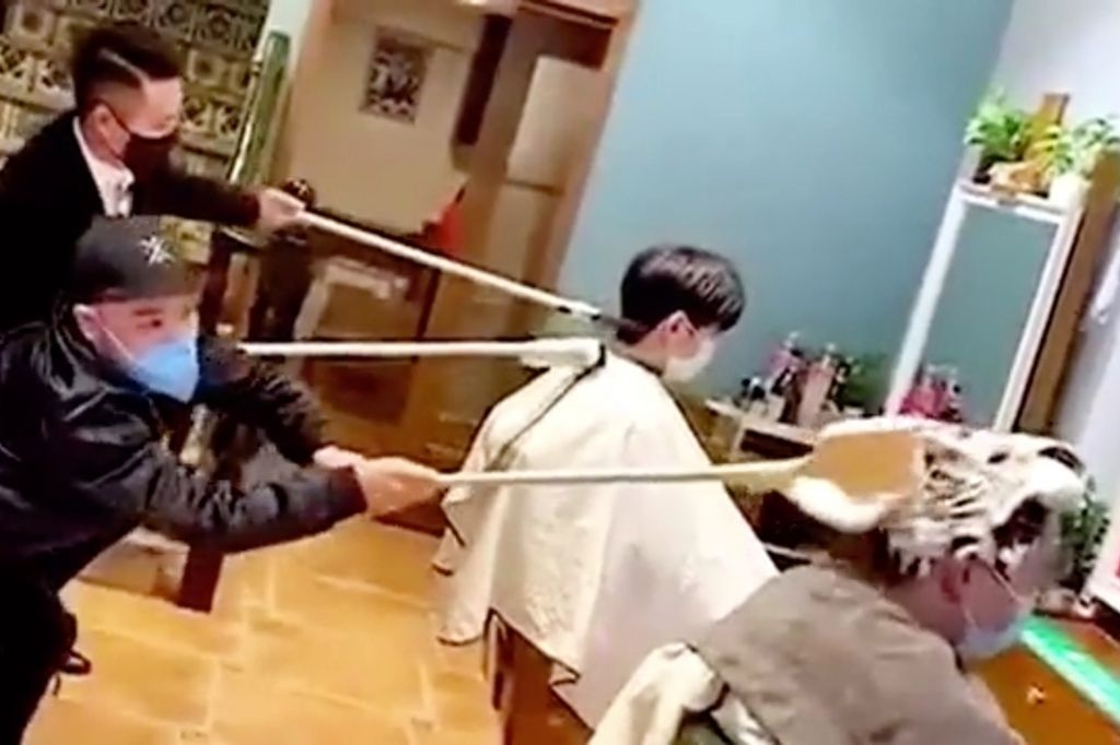 Goi dau, cat toc tu xa de khach hang an tam trong mua dich Covid-19 hinh anh