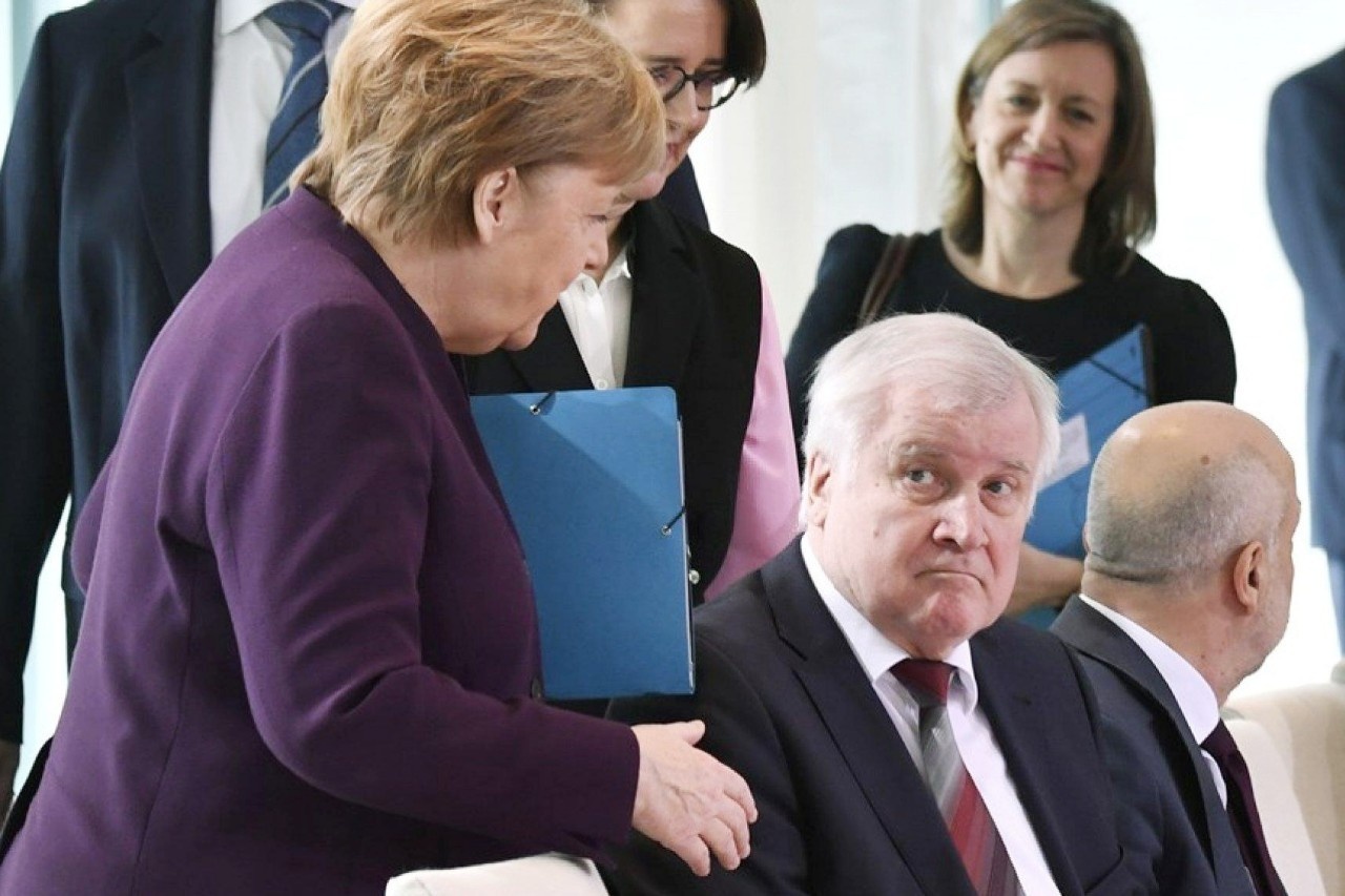 Khong hon, khong bat tay - Covid-19 buoc ca the gioi doi cach chao hoi hinh anh