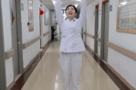 Y ta sang tao bai the duc danh cho tre tap tai nha phong dich Covid-19 hinh anh