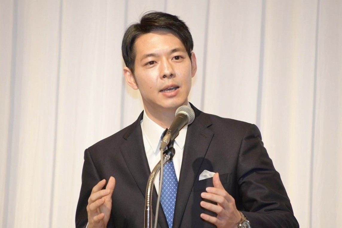 Thong doc tre nhat Nhat Ban duoc chu y nho ve ngoai dien trai hinh anh