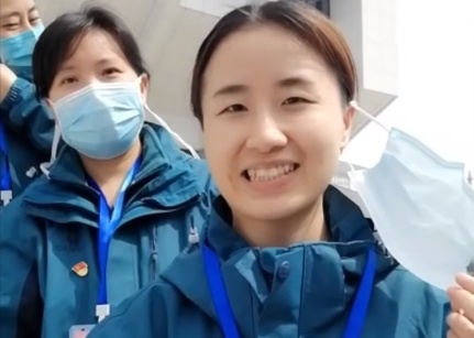 Y bac si vui mung thao khau trang khi benh vien da chien dong cua hinh anh