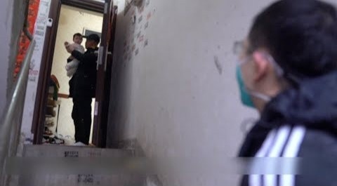 Nhan vien y te Vu Han chi dam nhin con gai tu xa hinh anh