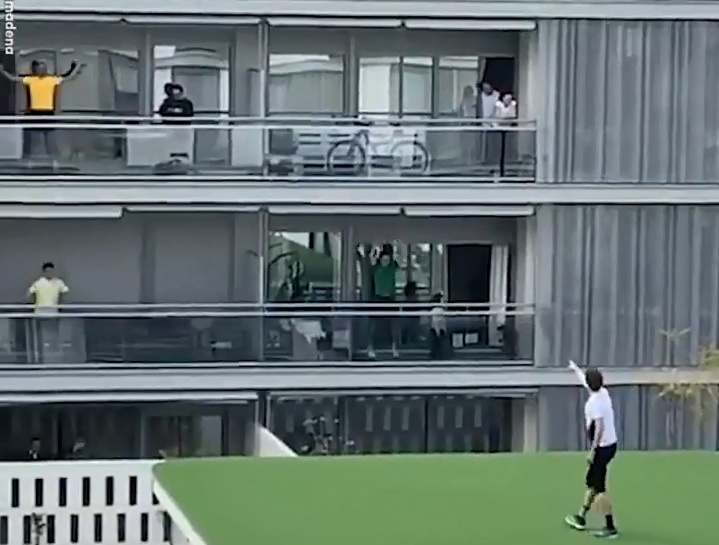 Nguoi dan Tay Ban Nha tap the duc cung nhau tu ban cong hinh anh