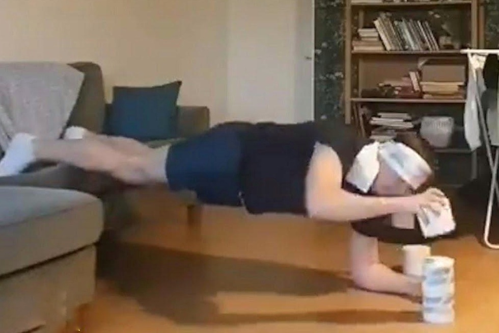 Dung giay ve sinh de tap the duc khi bi cach ly tai nha hinh anh