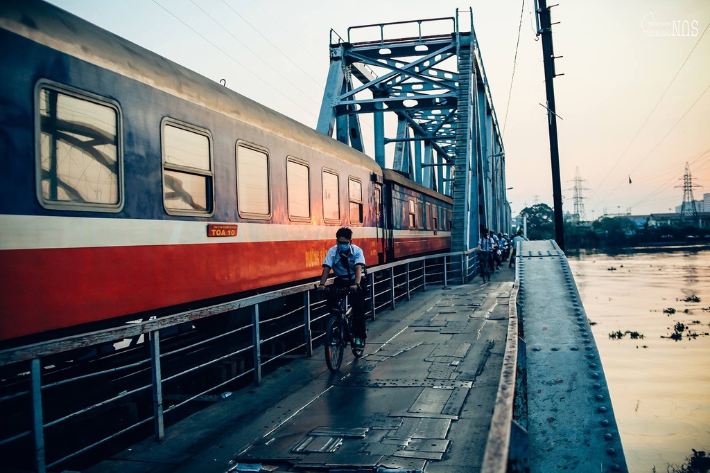 song cham giua mua dich anh 4