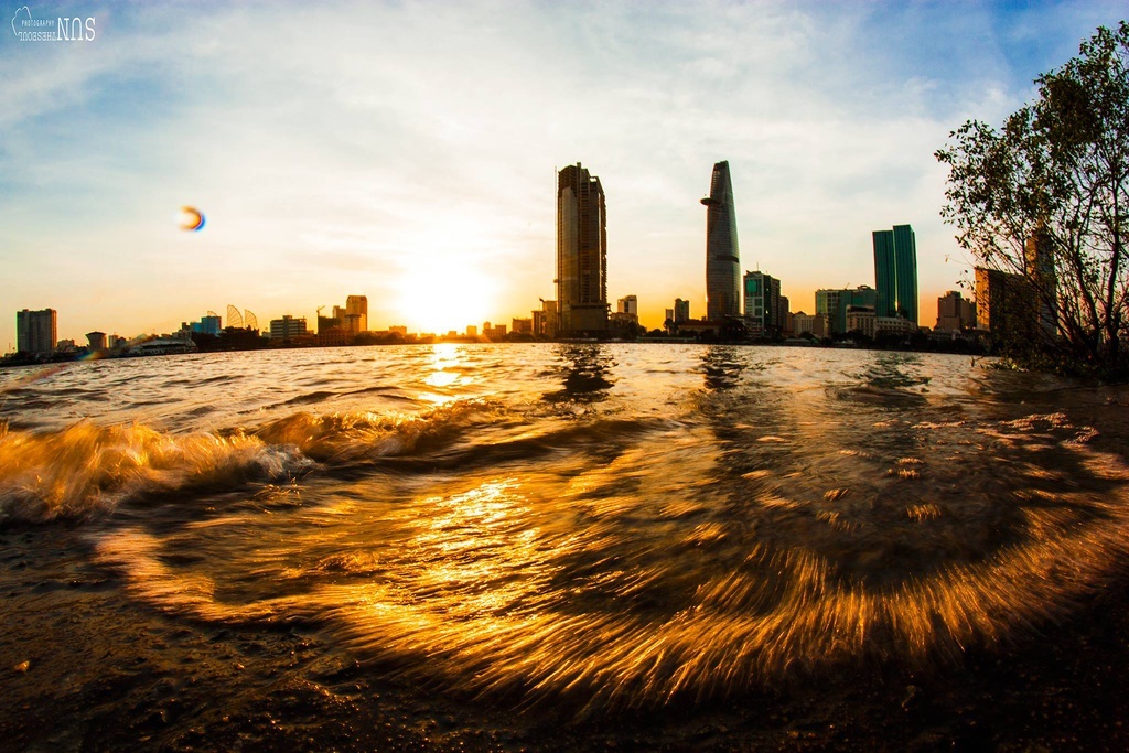 song cham giua mua dich anh 1