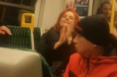 Nguoi phu nu Trung Quoc bi chui boi vi deo khau trang o Anh hinh anh