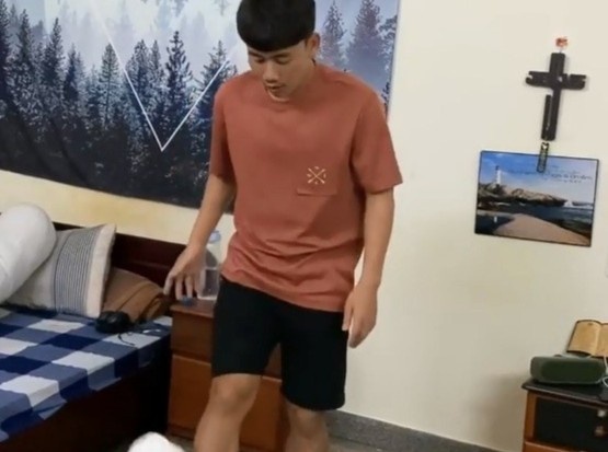 Minh Vuong tham gia thu thach tang giay ve sinh hinh anh