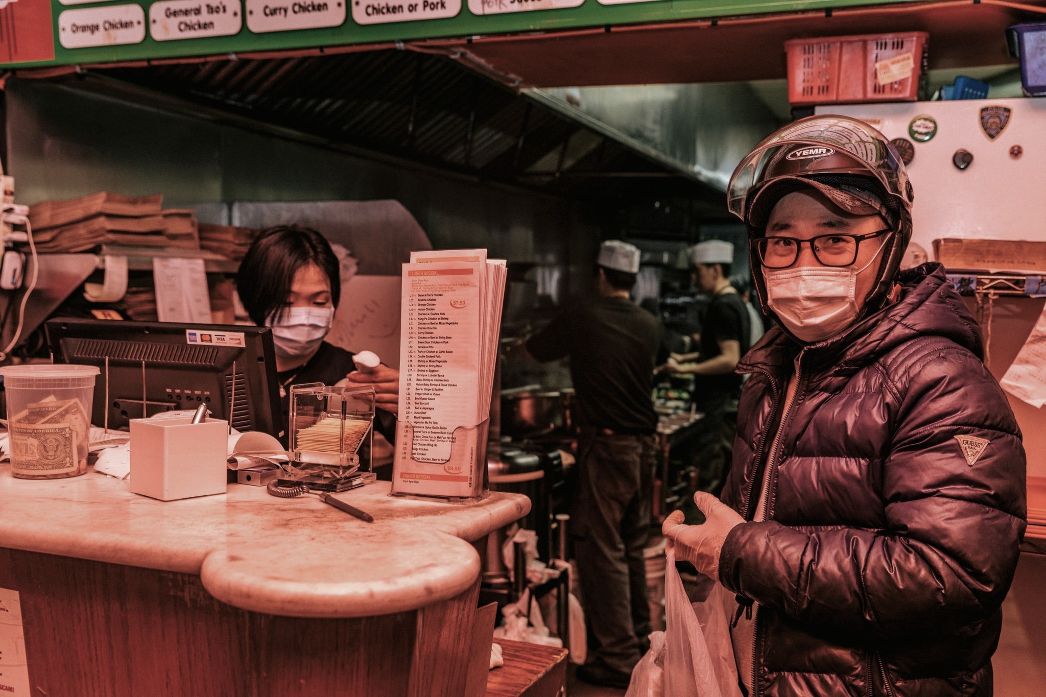 Lua chon cua shipper o My mua dich: tien luong, gia dinh hay tinh mang hinh anh