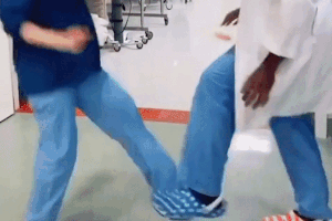 Y bac si sang tao dieu nhay 'bat chan' de chao hoi nhau hinh anh