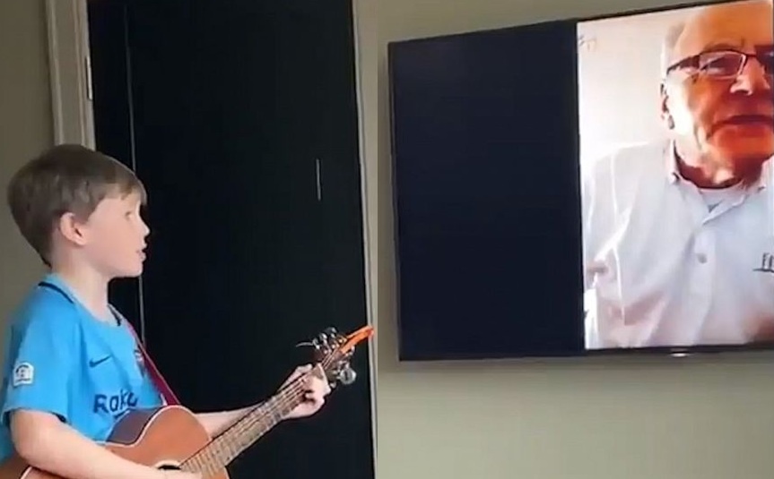 Hai ong chau video call dan hat cung nhau trong thoi gian cach ly hinh anh