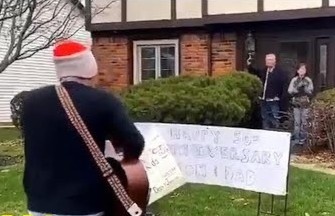 Bo me bi cach ly, cac con dan hat tu xa chuc ky niem 50 nam ngay cuoi hinh anh