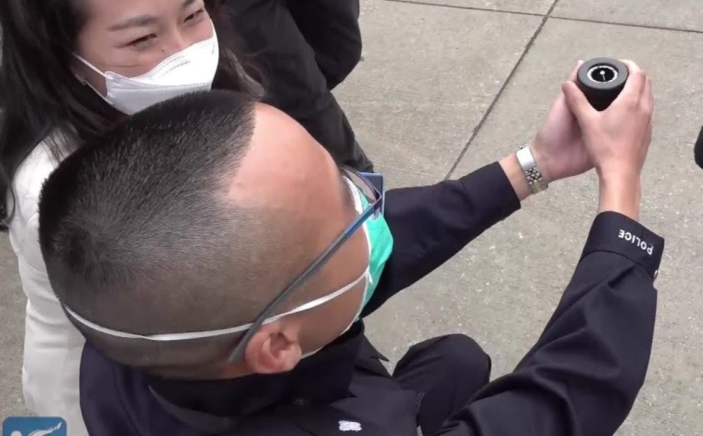 Y ta tro ve tu Ho Bac duoc ban trai cau hon ngay tai san bay hinh anh