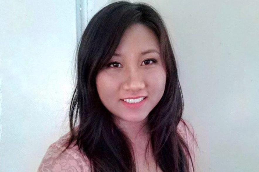 Hai me con buc xuc vi bi phan biet doi xu khi xep hang mua do hinh anh