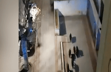 Lon rung tran vao thi tran vang ve giua mua dich hinh anh