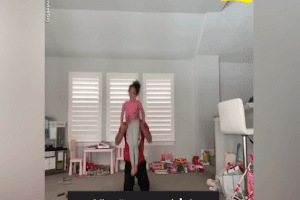 Be gai 4 tuoi cung bo thuc hien cac dong tac tung hung nguy hiem hinh anh