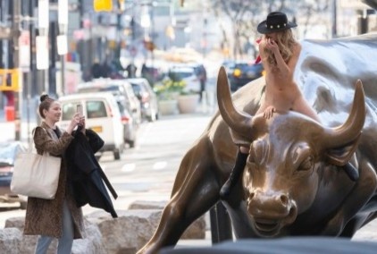 Co gai bat chap lenh cam mua dich, chup anh khoa than giua New York hinh anh