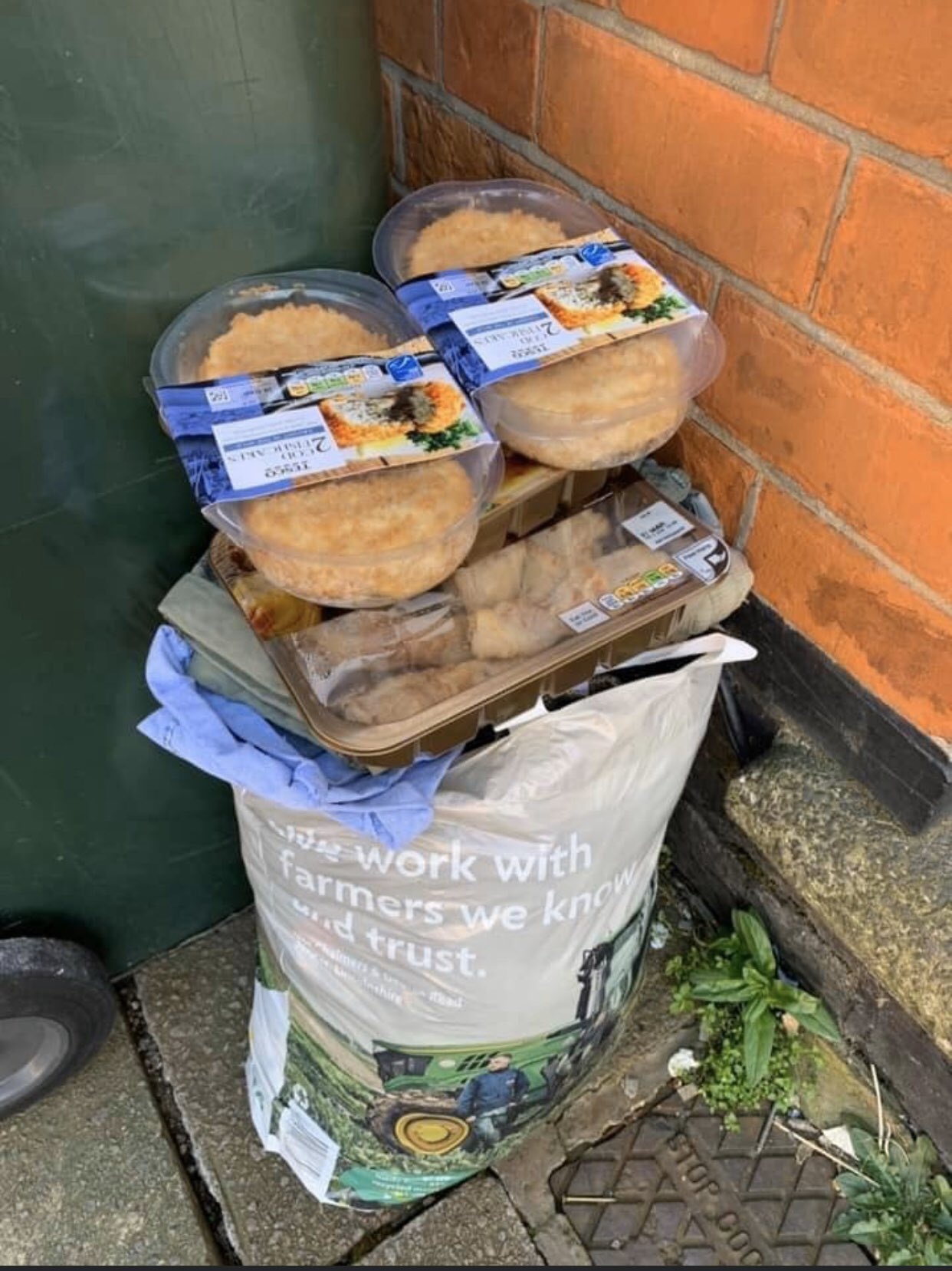 khung hoang mua sam vi dich anh 2