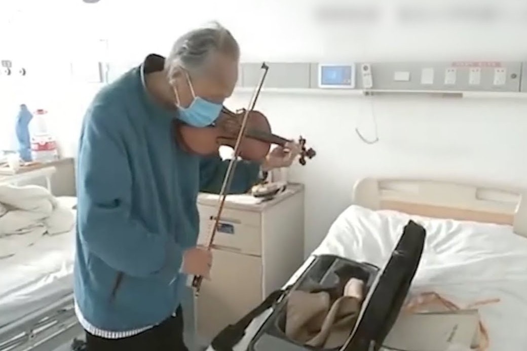 Benh nhan 87 tuoi choi violin tam biet cac bac si Vu Han hinh anh
