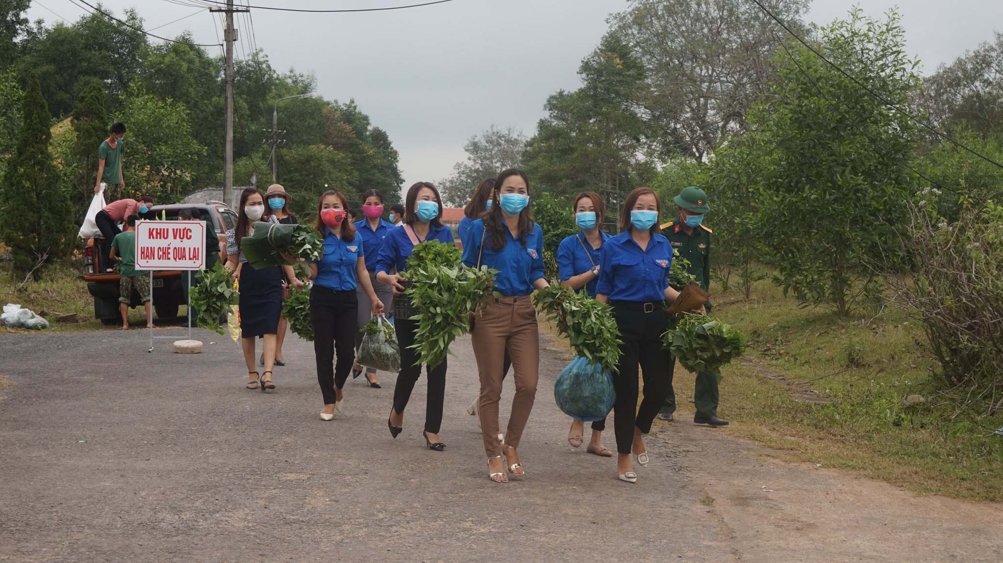 nguoi dan ung ho khu cach ly anh 6