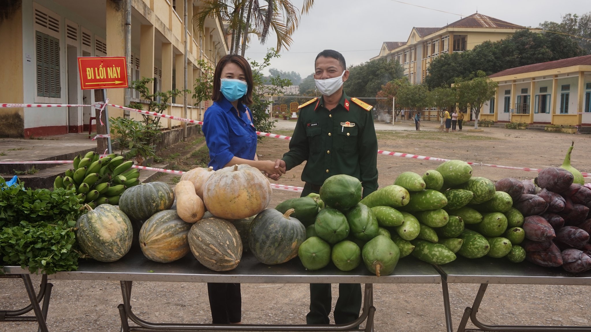nguoi dan ung ho khu cach ly anh 7