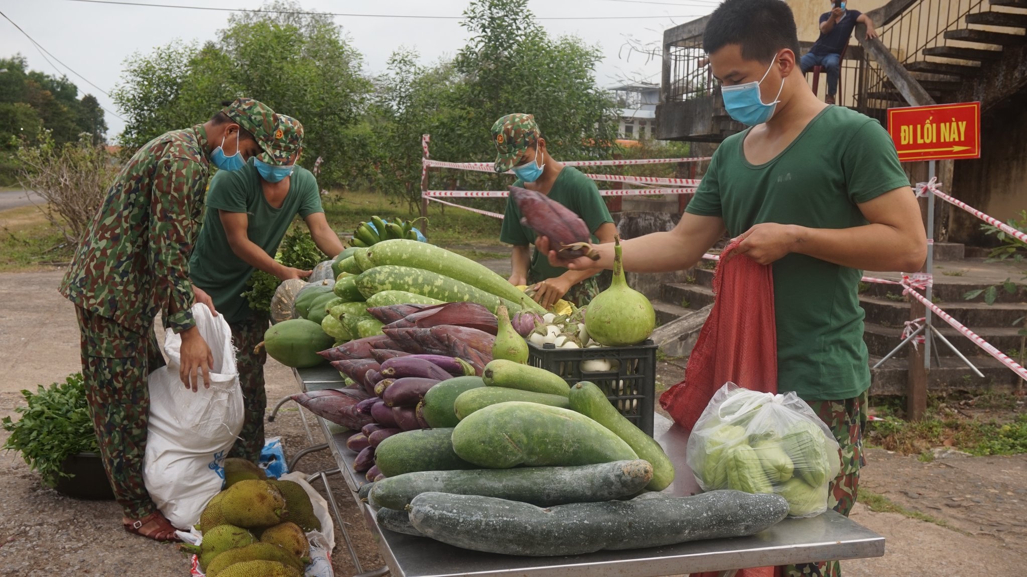 nguoi dan ung ho khu cach ly anh 9