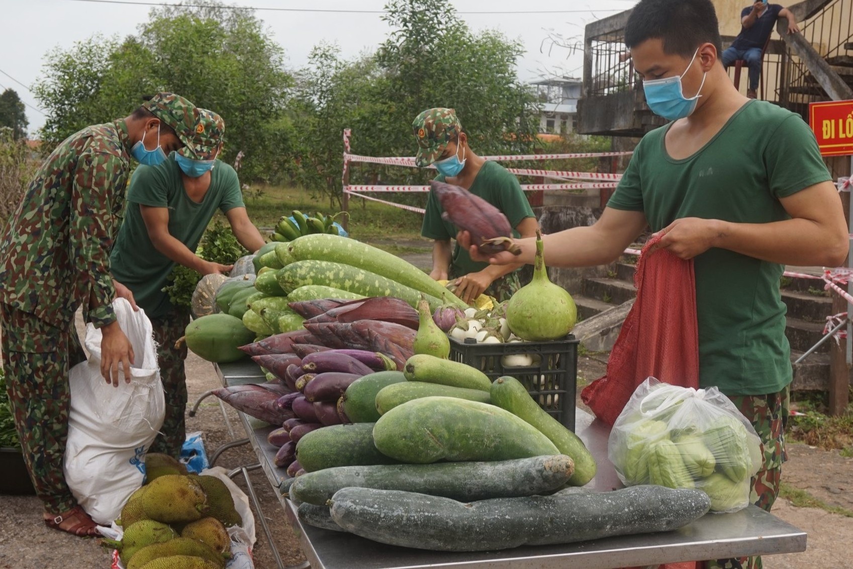 Tung mo rau, qua trung, goi mi duoc nguoi dan tang khu cach ly hinh anh