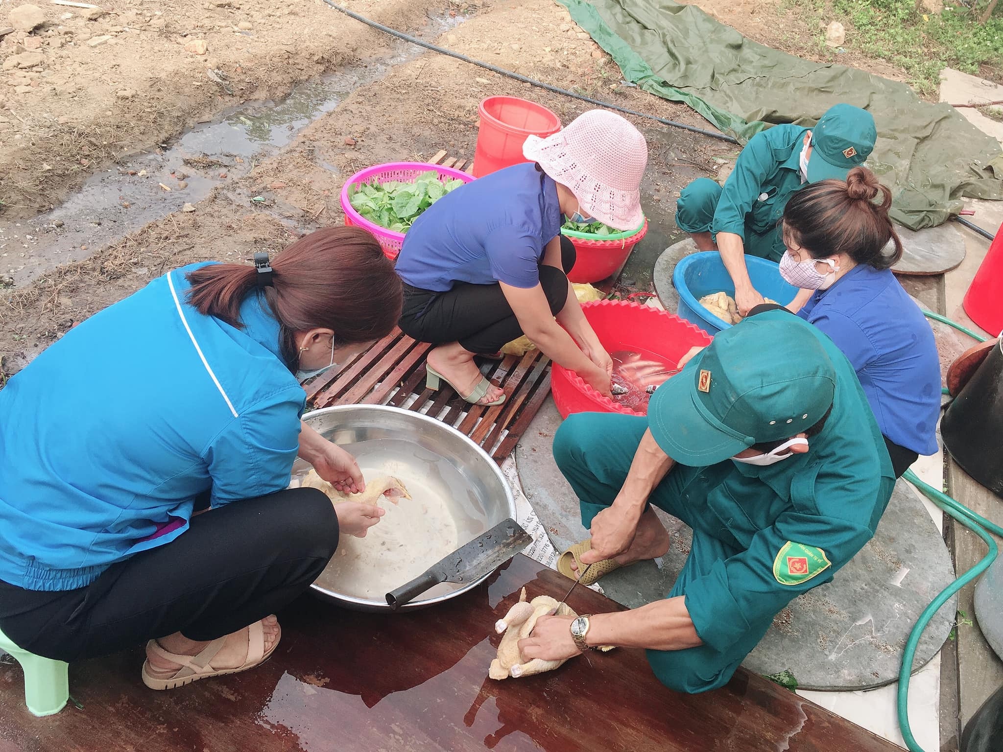 nguoi dan ung ho khu cach ly anh 8