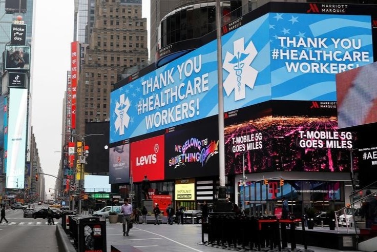 Quang truong Thoi dai, thap Eiffel sang ruc, cam on bac si chong dich hinh anh