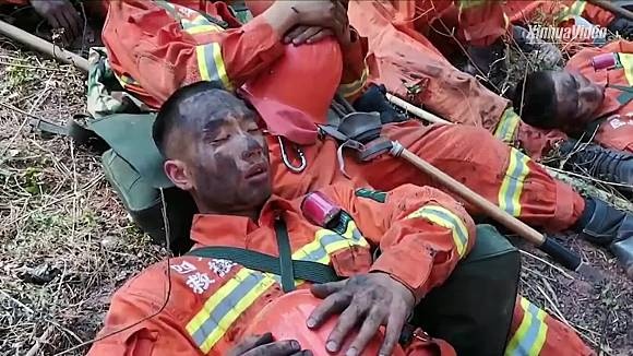 Linh cuu hoa kiet suc, nam ngu tren co sau nhieu gio chua chay hinh anh