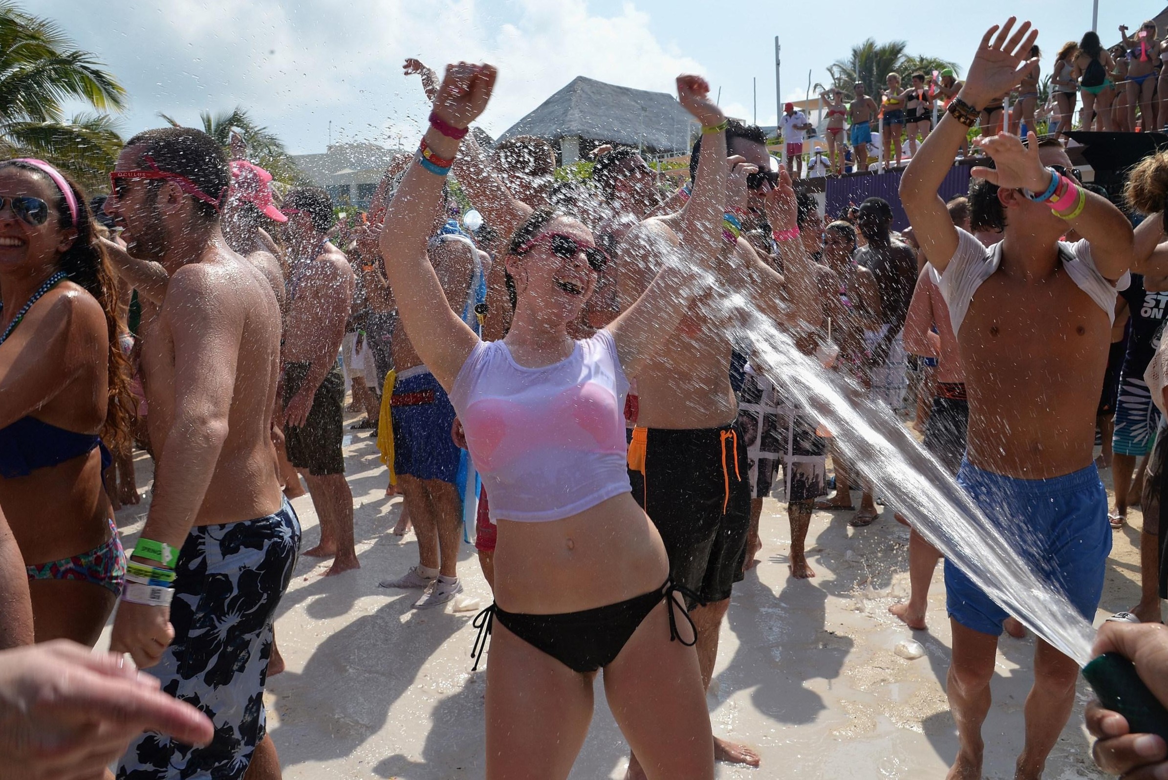 Mua dich, sinh vien giau tiec tung, sinh vien ngheo mat viec, no nan hinh anh