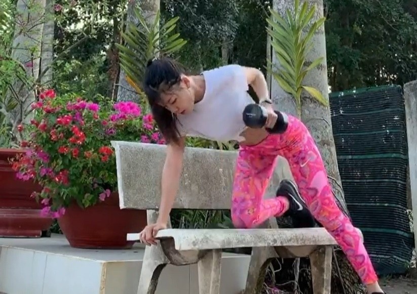 Chau Tuyet Van, Yen Xuan khoe bung 6 mui nho tap luyen o nha mua dich hinh anh