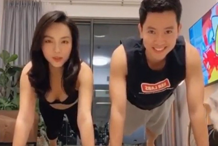 Blogger Ha Truc va ban trai co truong tap luyen tai nha hinh anh