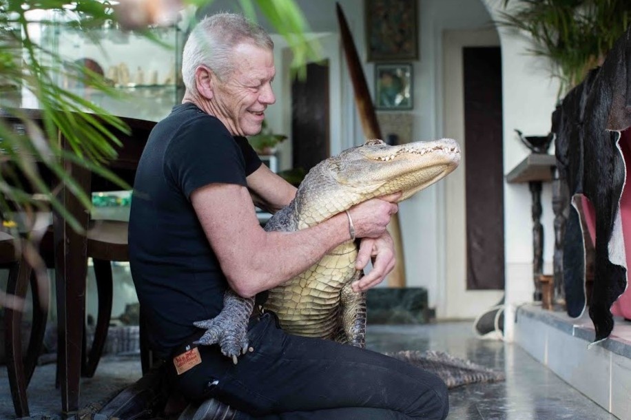 Nguoi dan ong song chung nha voi ca sau, ran, nhen hinh anh