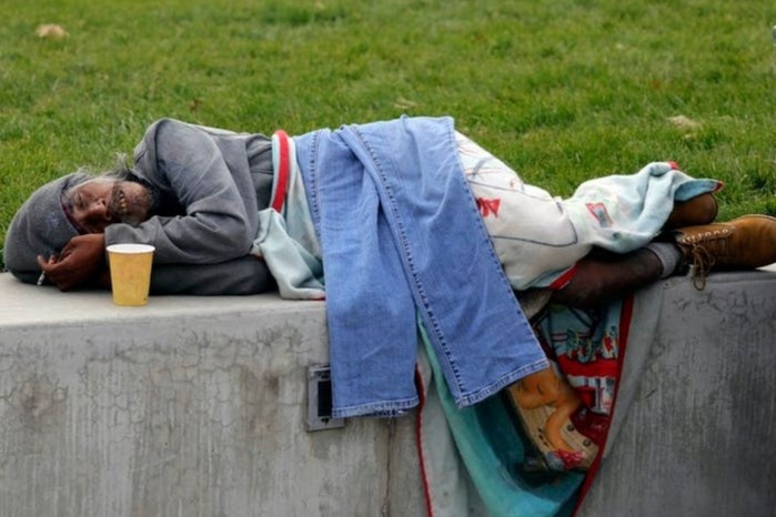 Khong nha, khong tien, nguoi ngheo My chang dam mo gian cach xa hoi hinh anh