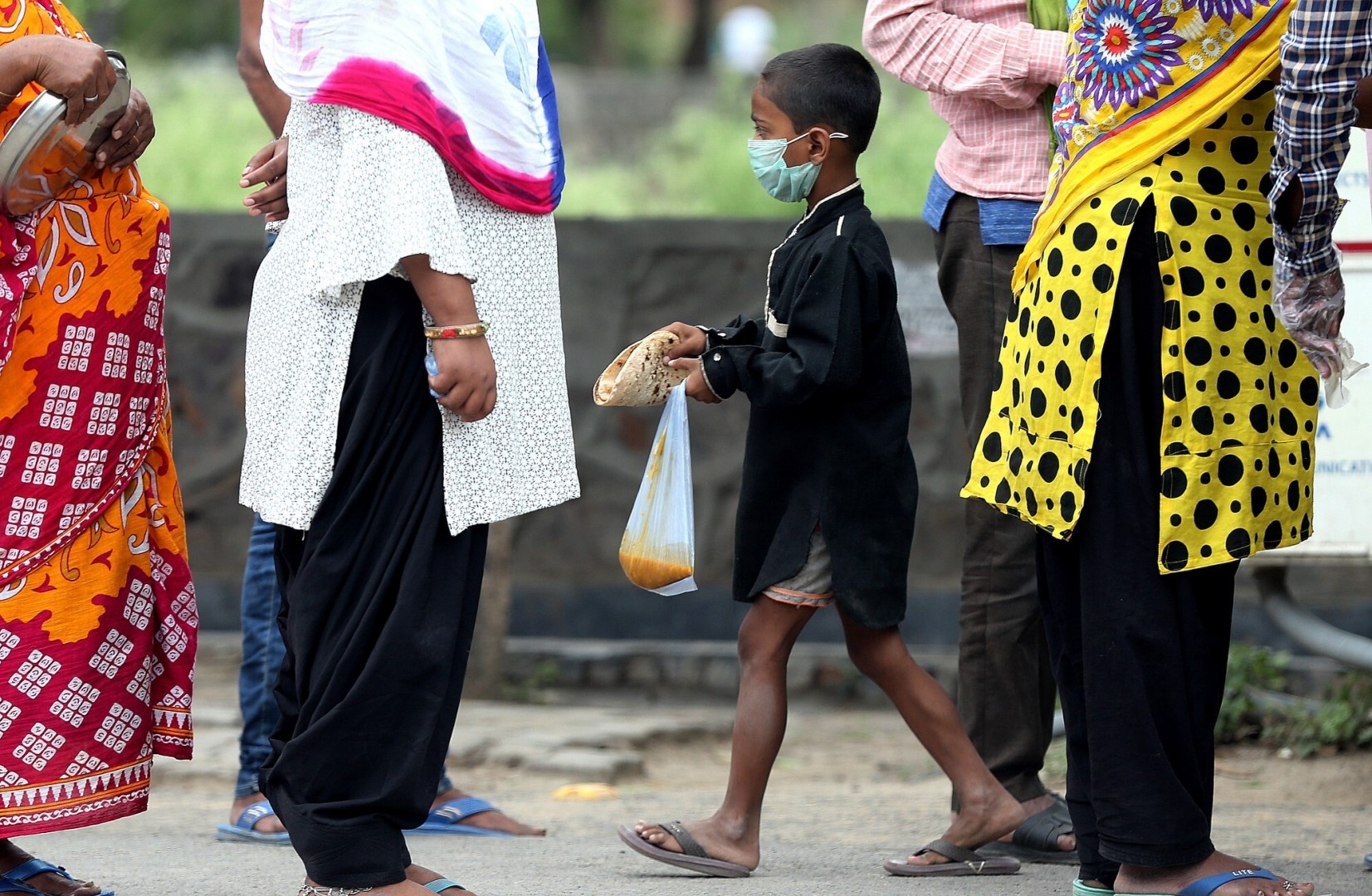 Nguoi ngheo the gioi duoc ho tro, cung cap thuc pham trong dich hinh anh
