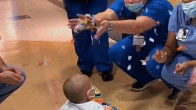 Be 10 thang tuoi ket thuc hoa tri duoc nhan vien benh vien co vu hinh anh