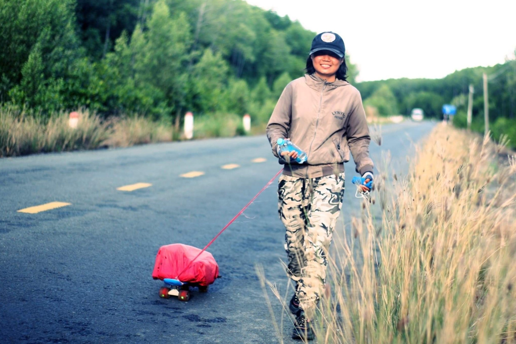 Co gai Tra Vinh bo viec, di bo gan 2.500 km doc Viet Nam trong 51 ngay hinh anh