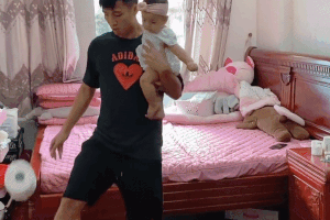 Bui Tien Dung be con thuc hien thu thach tang giay ve sinh hinh anh