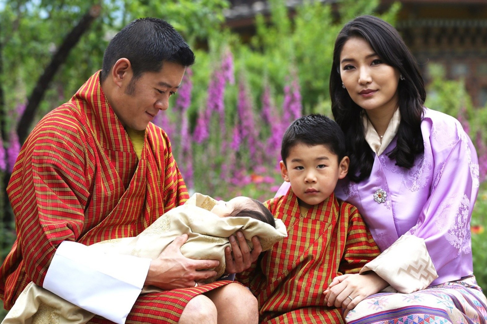 Hoang tu Bhutan ra dong lam ruong, khong duoc sinh nhat toi 20 tuoi hinh anh
