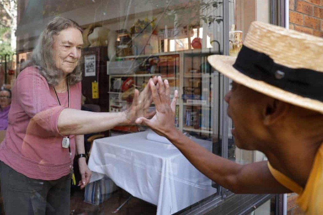 'Tri lieu cua so' - nghe giup nguoi gia bot co don hinh anh