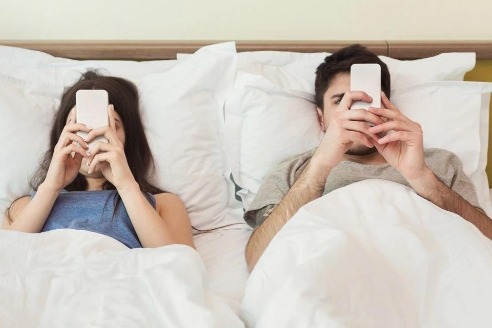 Thanh nien My ngay cang luoi quan he tinh duc, loi do Internet? hinh anh