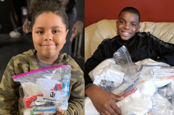 2 cau be giup do nguoi gia vuot qua dai dich tai My hinh anh