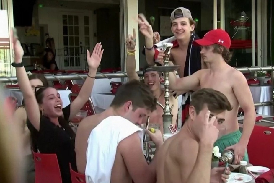 Sinh vien My to chuc 'tiec Covid-19', thi xem ai nhiem benh truoc hinh anh